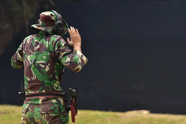 Τζακάρτα Ινδονησία Ιουνίου 2018 Γυναίκα Στρατιώτης Kowad Ετοιμάζεται Πυροβολήσει — Φωτογραφία Αρχείου