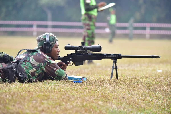 Jakarta Indonesia Juni 2018 Tentara Bertujuan Menargetkan Menggunakan Senjata Spr — Stok Foto