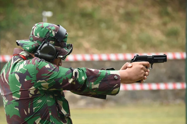 Джакарта Индонезия Июня 2018 Года Солдат Нацелен Цель Помощью Пистолетной — стоковое фото