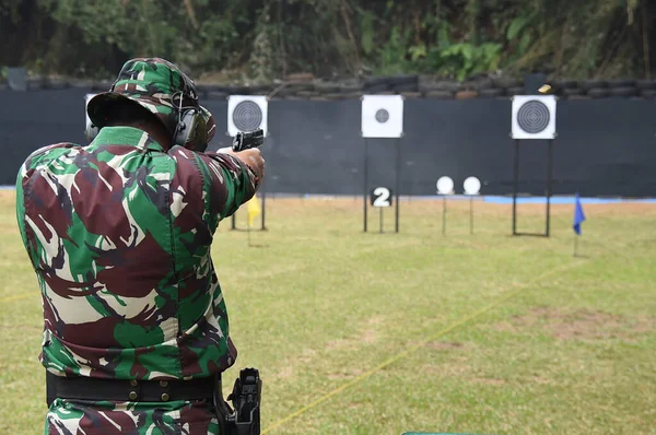 印度尼西亚雅加达 2018年6月26日 士兵使用第4部分手枪瞄准目标 — 图库照片
