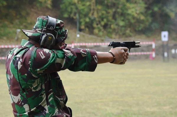Jakarta Indonesia Juni 2018 Prajurit Membidik Sasaran Dengan Menggunakan Pistol — Stok Foto