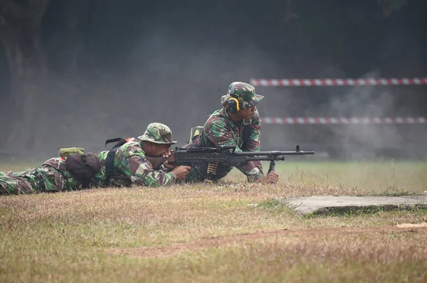 Jakarta Indonesia Juni 2018 Tentara Membidik Sasaran Menggunakan Senjata Mesin — Stok Foto