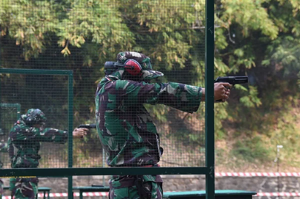 Jakarta Indonesia Juni 2018 Prajurit Membidik Menggunakan Pistol — Stok Foto