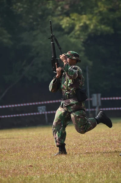Τζακάρτα Ινδονησία Ιουνίου 2018 Στρατιώτες Ετοιμάζονται Πυροβολήσουν Μετά Τρέξιμο Μέρος — Φωτογραφία Αρχείου