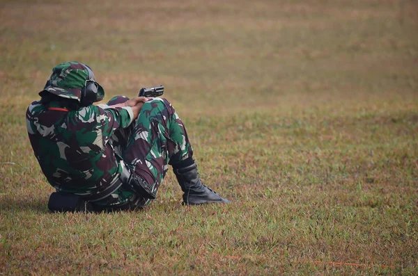 印度尼西亚雅加达 2018年6月26日 Tentara Wanita Komad Menembak Dengan Pistol Dalam Posisi — 图库照片