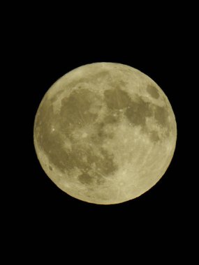 Dolunay siyah arkaplanda