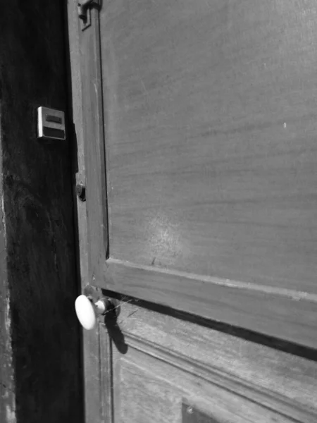 Рукоятка Двери Деревянном Фоне — стоковое фото