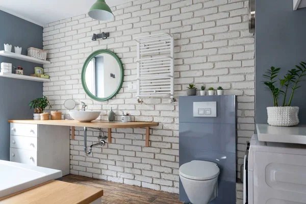 Beyaz Tuğla Duvarlı Ahşap Mobilyalı Seramik Lavabolu Şık Tuvaletli Modern — Stok fotoğraf