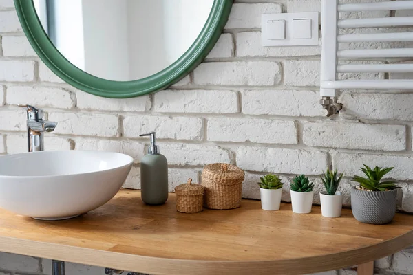 Banyo Modern Tarzda Ahşap Tezgahlı Seramik Lavabo Yuvarlak Ayna Beyaz — Stok fotoğraf