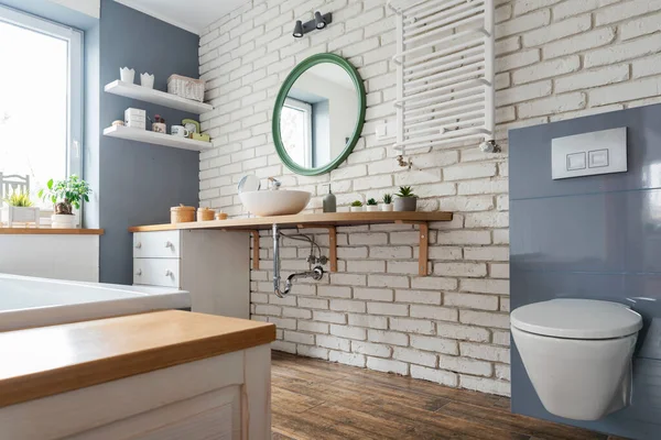 Beyaz Tuğla Duvarlı Ahşap Mobilyalı Seramik Lavabolu Şık Tuvaletli Modern — Stok fotoğraf