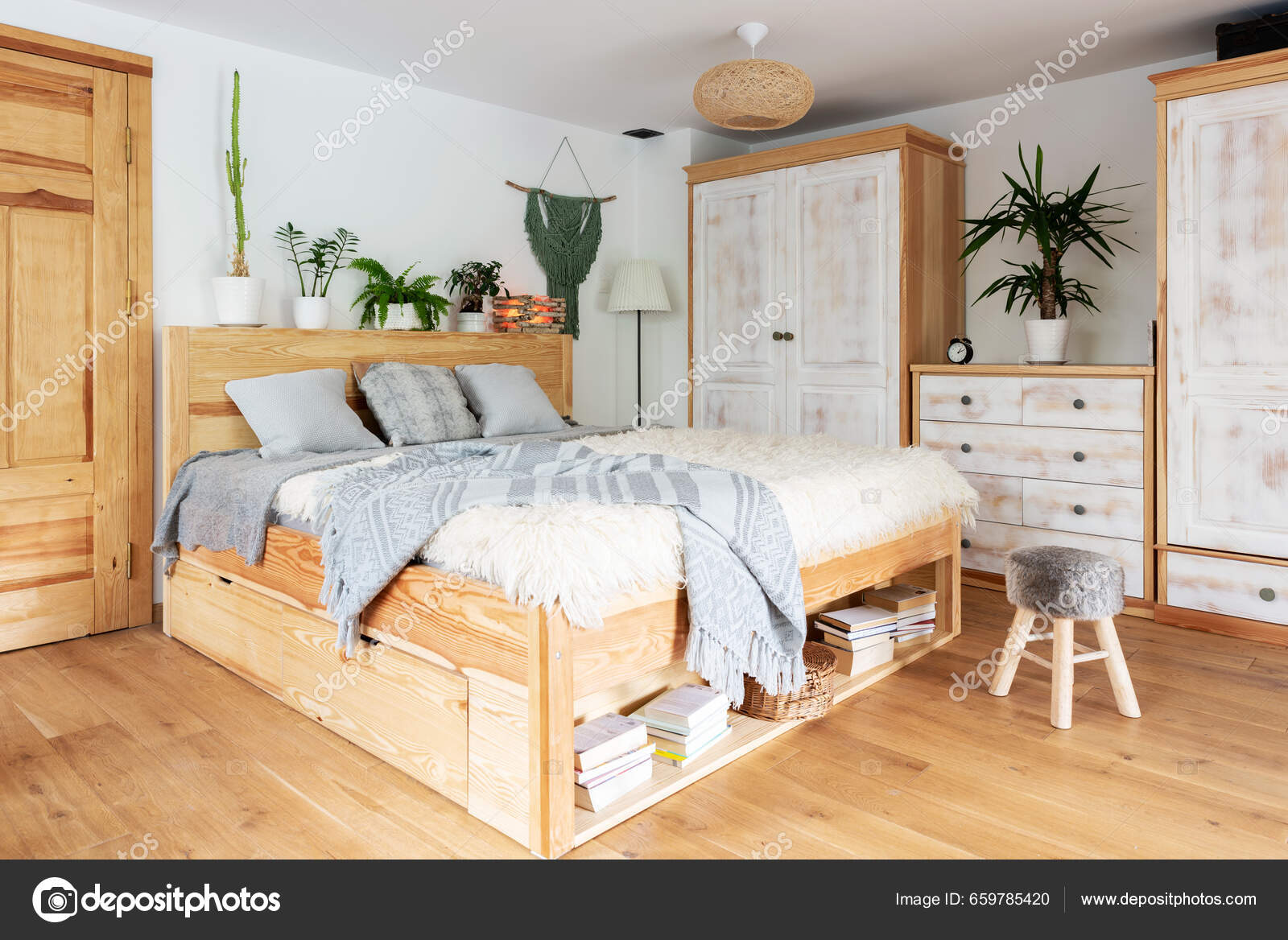 Cama Doble Con Almohadas Colcha Habitación Hotel Estilo Boho Madera — Foto  de stock #659785420 © sabka@photosbysabka.pl, image size:1600x1168