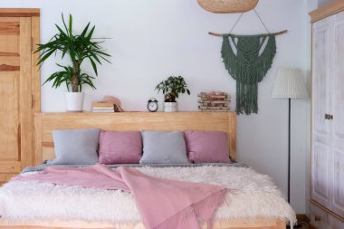 Yastıklı yatak, şık bir yatak odası ve ahşap mobilyalı battaniye. Otelde rahat iç dekorasyonu olan rahat bir oda. Kimse..