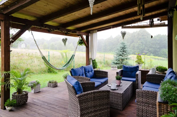 緑の庭と天然木 籐の家具 ハンモックで美しい屋根付きのテラス 夏の屋外でリラックスしてパティオ — ストック写真