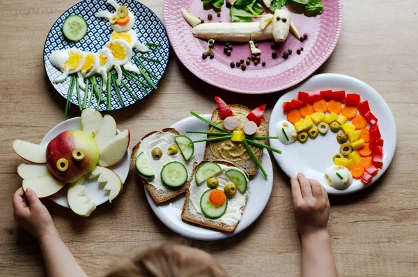 Kul Med Mat Med Ett Litet Barn Färgglatt Bord Med — Stockfoto