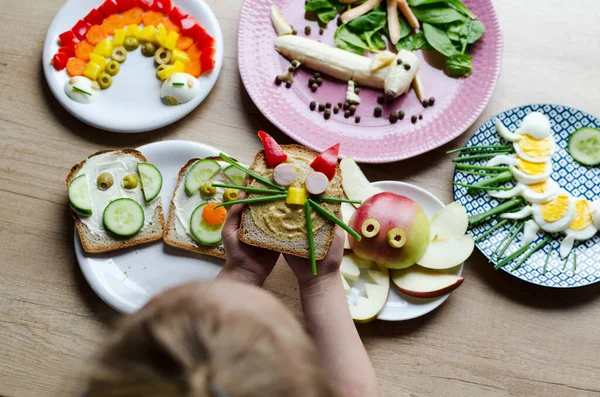 Händerna Barnet Med Tallrik Hälsosam Rolig Mat Till Lunch Äpple — Stockfoto