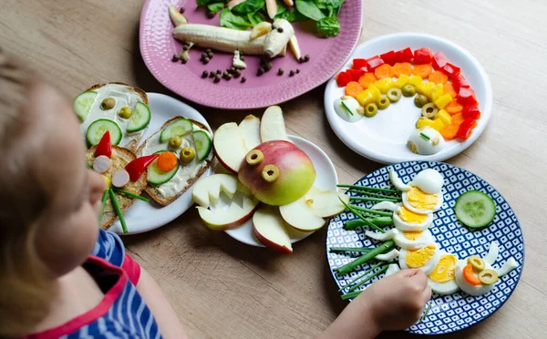 Liten Flicka Äter Färgglada Måltid Och Friska Grönsaker Och Frukter — Stockfoto