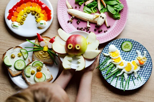 Händerna Barnet Med Tallrik Hälsosam Rolig Mat Till Lunch Äpple — Stockfoto