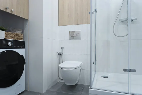 Banyolu Beyaz Banyo Tuvalet Ahşap Dolap Çamaşır Makinesi Ile Tuvaletin — Stok fotoğraf