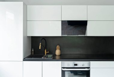 Yatak odasında yastıklı, pencereli panjurlu rahat bir yatak. Yatağı lacivert ve duvar kağıdıyla kaplıydı. Dairede modern iç mekan.