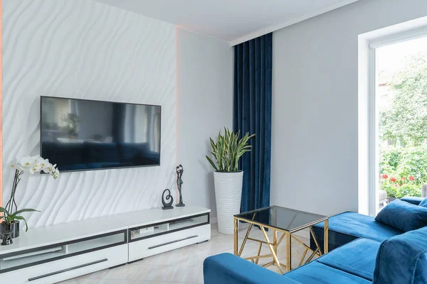 Luxueux Salon Avec Canapé Bleu Marine Sur Mur Blanc Design — Photo