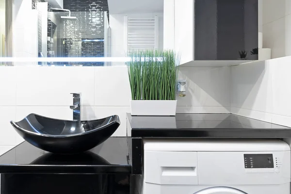 在新的室内配备水龙头和洗衣机的黑色垫子的浴室水池 公寓设计卫生间墙壁上的镜子 — 图库照片