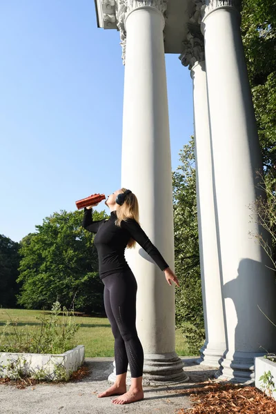 Активная Молодая Женщина Черной Спортивной Одежде После Тренировки Пробежки Питьевой — стоковое фото