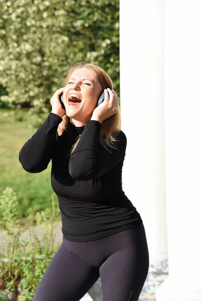 Mujer Sonriente Con Auriculares Escuchando Música Relajarse Parque Aire Libre —  Fotos de Stock