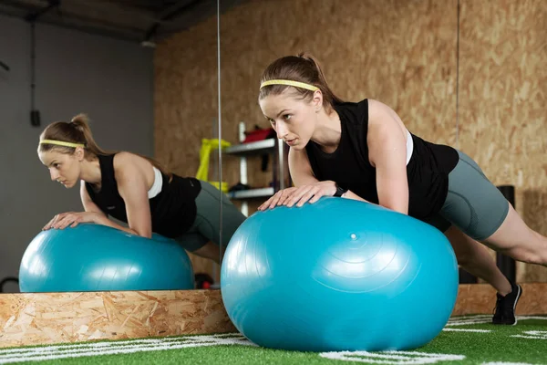 Женщина Занимается Физкультурой Функциональными Упражнениями Мячом Тренажерном Зале Другими Людьми — стоковое фото