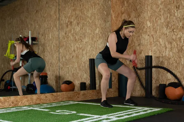 Женщина Занимается Физкультурой Функциональными Упражнениями Мячом Тренажерном Зале Другими Людьми — стоковое фото