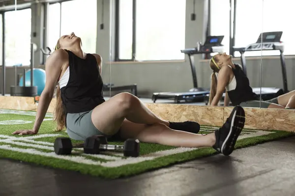 Fitness Kadını Spor Salonunda Başka Insanlarla Fiziksel Egzersiz Fonksiyonel Antrenman — Stok fotoğraf