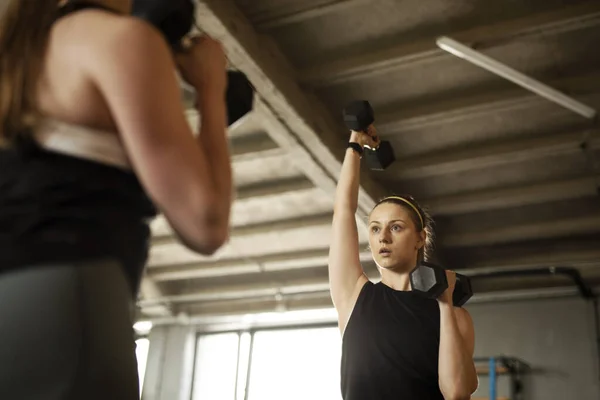 Fitness Kobieta Zrobić Ćwiczenia Fizyczne Funkcjonalny Trening Piłką Siłowni Innymi — Zdjęcie stockowe