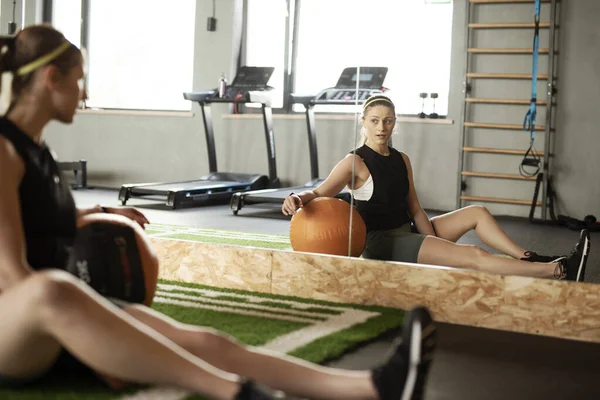 Фітнес Леді Роблять Фізичні Вправи Функціональні Тренування Ячем Спортзалі Іншими — стокове фото