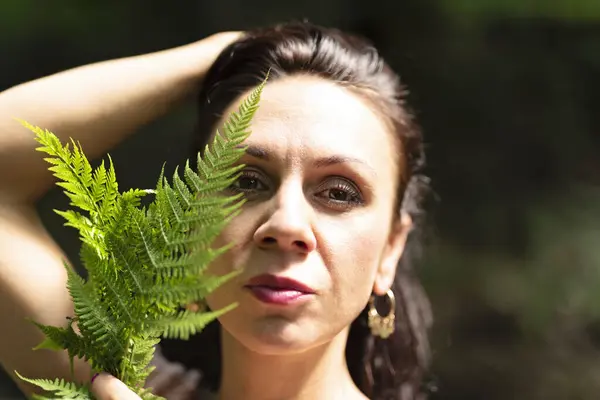 Yaşlarda Taze Ciltli Yüzlü Bir Kadın Portresi Yeşil Eğreltiotu Yaprağı — Stok fotoğraf