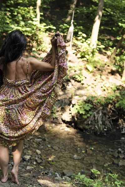 長い服を着た女性は 自然の中で森の中を歩き 自由と幸せを感じます 自然の美しさとファッション — ストック写真