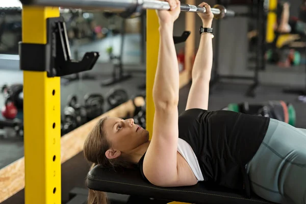 Спортивная Женщина Тренируется Тренажере Штангой Спортзале Тренировки Сильных Мышц — стоковое фото