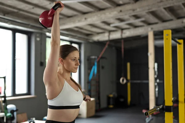 フィットネス女性は屋内ジムでダンベルとトレーニングトレーニングを行います 強い体と魅力的な図のための身体運動を実践するアクティブな少女 — ストック写真