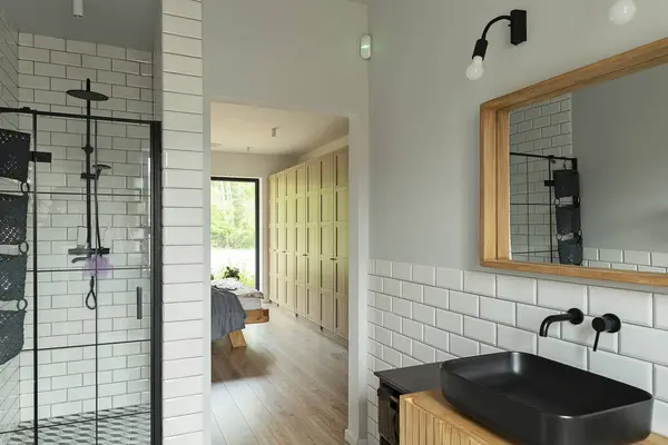 Modern Banyo Şık Siyah Seramik Lavabo Endüstriyel Duş Kabini Yatak — Stok fotoğraf