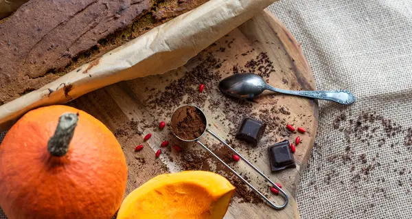 Gâteau Noir Avec Chocolat Citrouille Orange Chocolat Cacao Sur Planche — Photo
