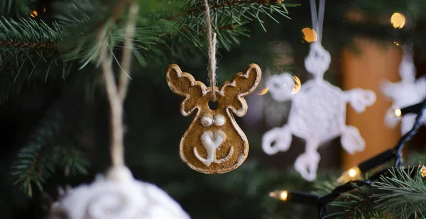 Beyaz Kar Taneli Yapımı Noel Ağacı Süslemeleri Yeşil Çam Ağacında — Stok fotoğraf