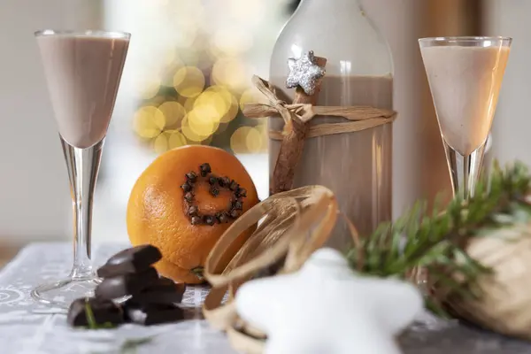 Alkoholgetränk Einer Flasche Mit Gläsern Für Weihnachten Hausgemachter Likör Aus — Stockfoto