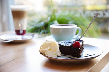 Kahveli tatlı. Lokantada bir fincan kahveli kek. Kafede sabah.