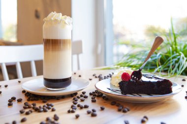 Beyaz renkli küçük modern banyo ve ahşap dekor. İskandinav tarzı ve yaşam tarzı.