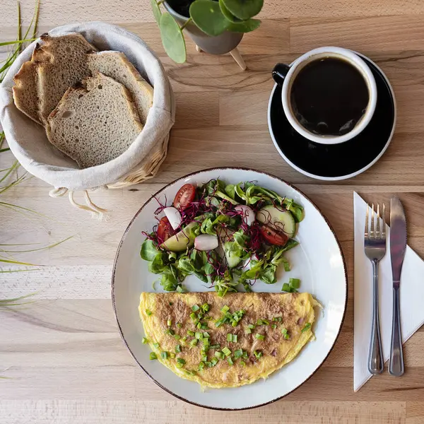 Omelett Med Sallad Tallrik Med Svart Kaffe Till Frukost Träbord — Stockfoto