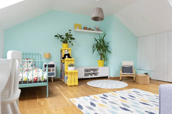 窓付きの屋根裏部屋の子供 木製の床のパステルモダンなデザインのカーペット 白い壁と黄色の家具 デスク ベッド アームチェア付きのティーンエイジャーと子供のための居心地の良いインテリア — ストック写真
