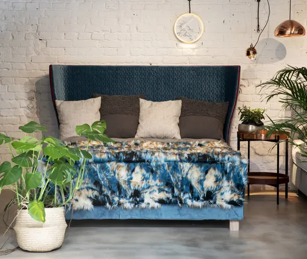Modernes Und Stilvolles Bett Blauer Farbe Dachgeschosswohnung Industrielles Interieur Mit — Stockfoto