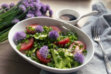 Kahvaltı için salata. Sebzeli, marullu, domatesli ve soğanlı vejetaryen yemeği, mutfakta, masada ve klozette atıştırmak. Kapat..