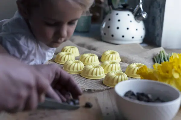 Hausgemachtes Osterdessert Gemeinsam Hause Zubereiten Herstellen Von Köstlichen Süßen Speisen — Stockfoto