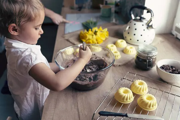 Kız Paskalya Pastasını Hazırlar Hamuru Bir Kaseye Karıştırır Masada Sarı — Stok fotoğraf