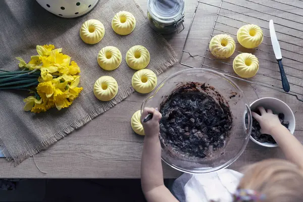 Meisje Bakt Zelfgemaakte Muffins Met Chocolade Bakkerij Thuis Keuken Met — Stockfoto