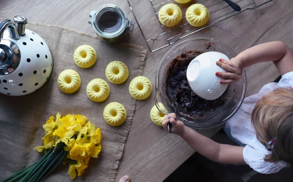 Holčička Připraví Pečivo Pro Čokoládové Domácí Muffiny Stole Kuchyni Kuchař — Stock fotografie
